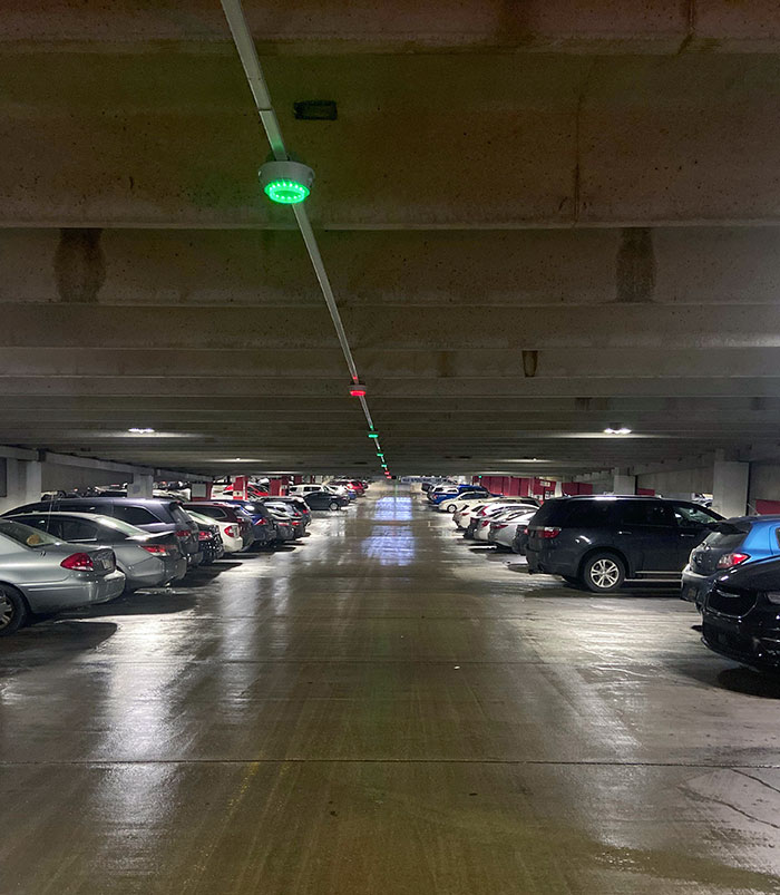 Aparcamiento con luces para saber si hay huecos