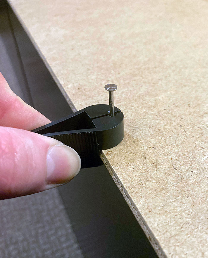 Mi estantería venía con esta herramienta para sostener y posicionar los clavos perfectamente