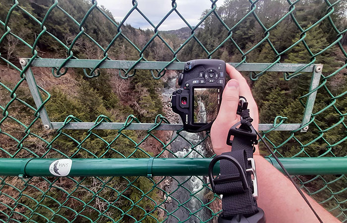 La valla de este puente tiene agujeros para las cámaras