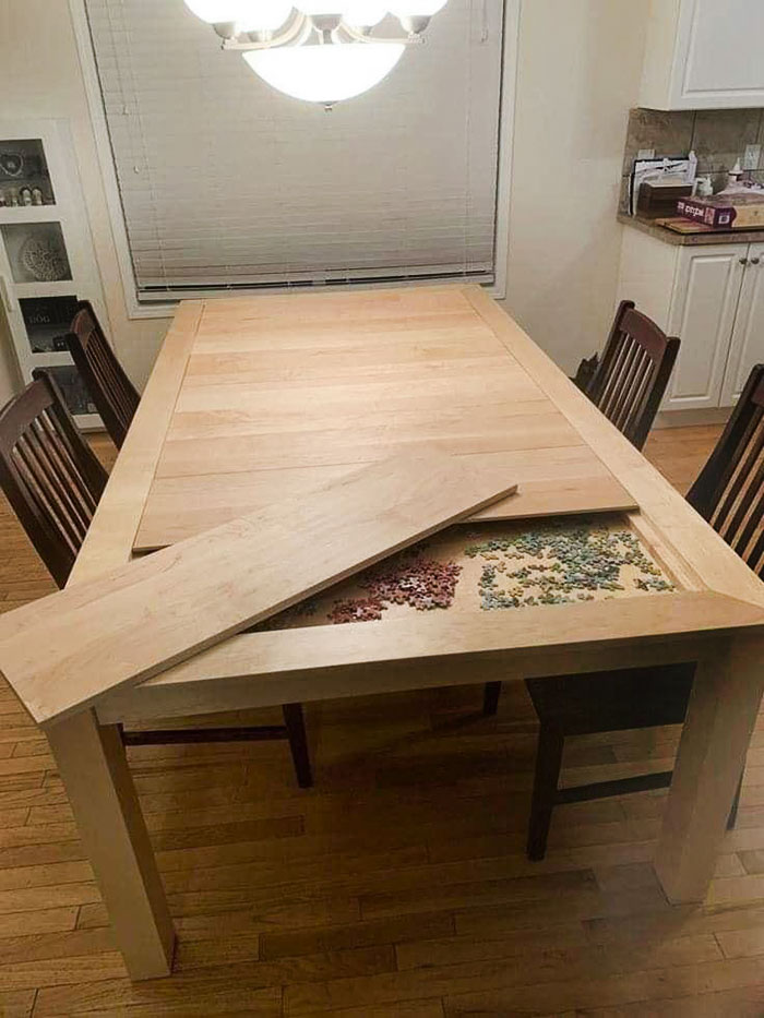 Mesa con compartimento oculto