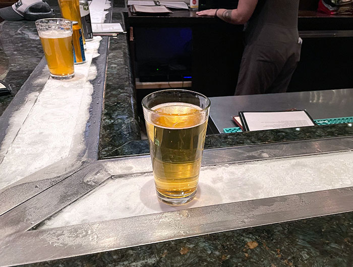 Barra de bar con zona helada para mantener las bebidas frías