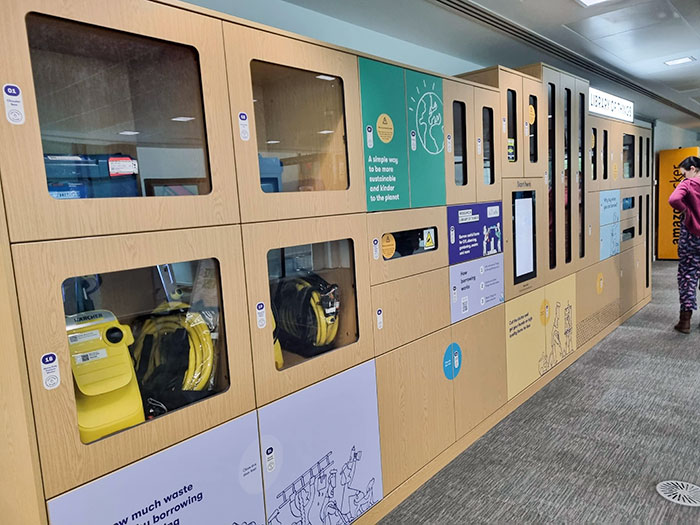 Esta biblioteca tiene también una "biblioteca de objetos" para que los residentes puedan tomar prestadas cosas como cajas de herramientas o hidrolavadoras a presión