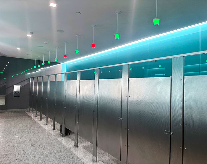 Baños de aeropuerto con luces para saber cuáles están ocupados