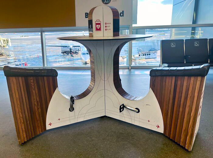 Aeropuerto con bicis estáticas para recargar tu móvil