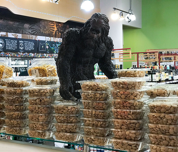Esta tienda tiene una estatua de Pies Grandes que van escondiendo por ahí para que los niños la encuentren