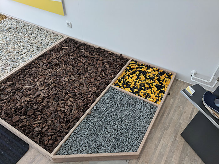 Zapatería con zona para probar tus zapatos nuevos con distintos suelos. Incluso sobre legos