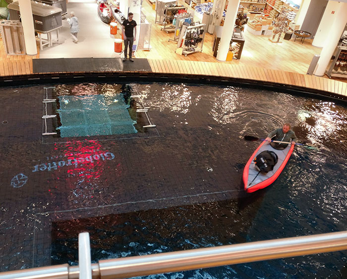 Tienda de deportes con una piscina para probar equipamiento acuático
