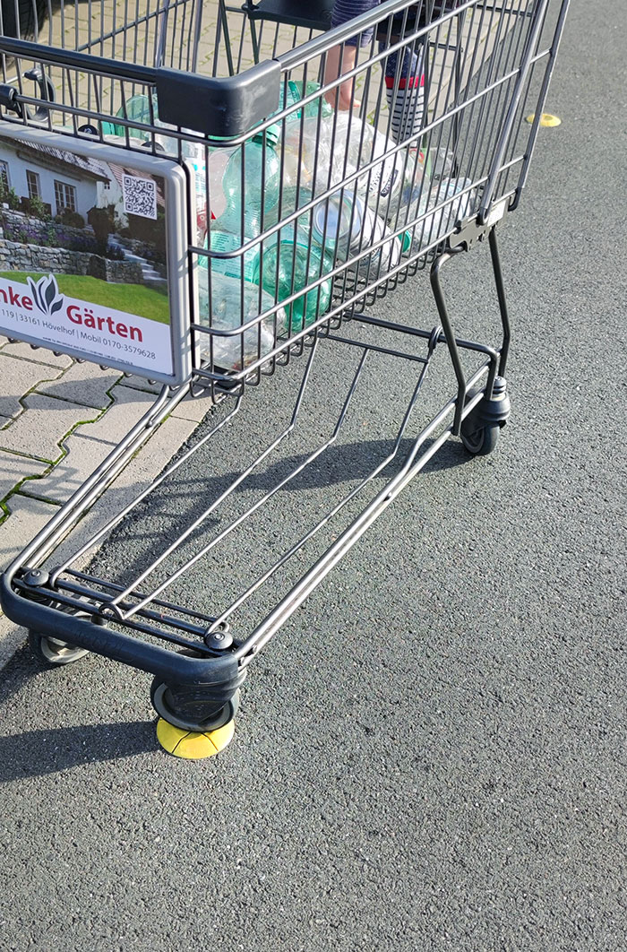 Estos salientes del suelo son para que el carrito no se vaya rodando mientras metes la compra en el coche