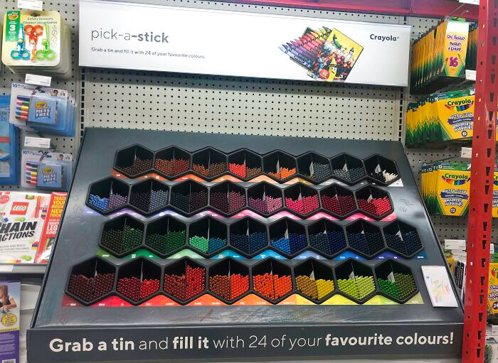 En esta papelería puedes hacer tu propia caja de crayones con los 24 colores que tú elijas