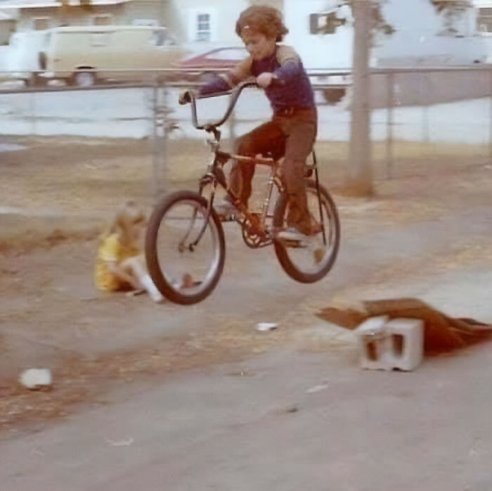 Hoy se ponen casco, en los 70 se ponían estos pantalones marrones