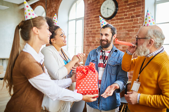 20 Normas extrañas implementadas en el trabajo que los empleados no podían creer