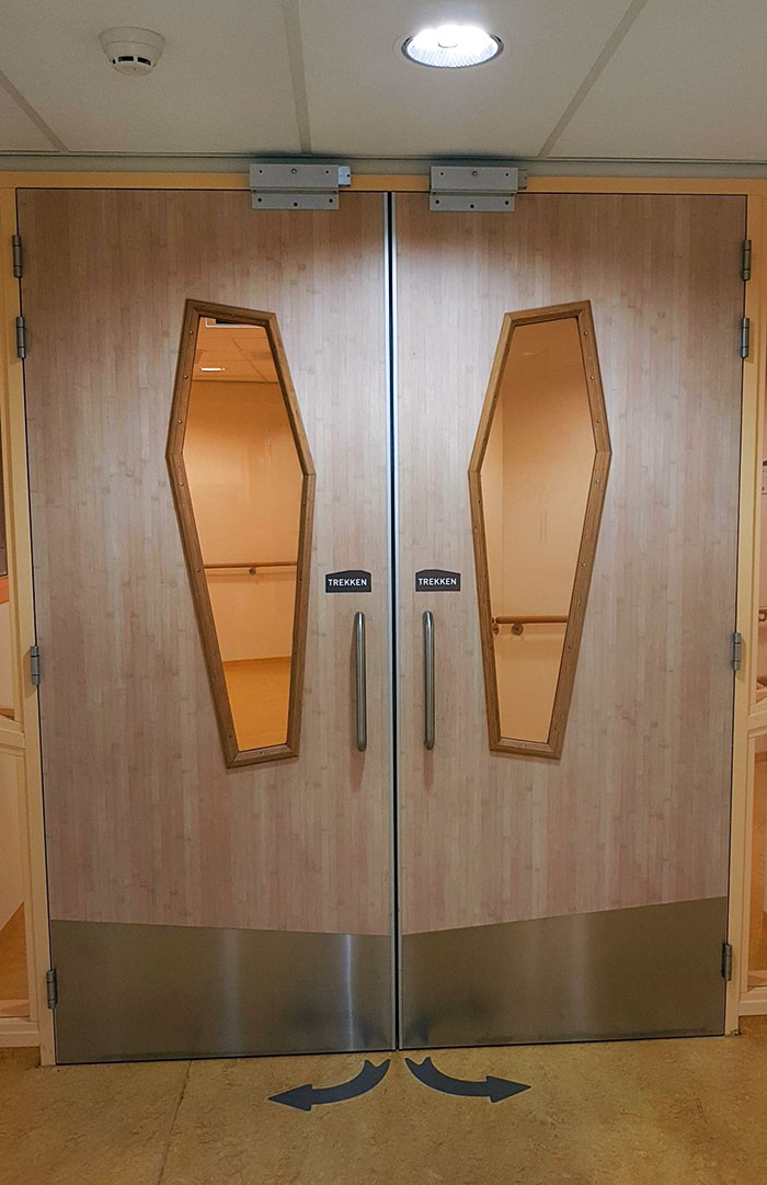 Ventanillas con forma de ataud en un hospital