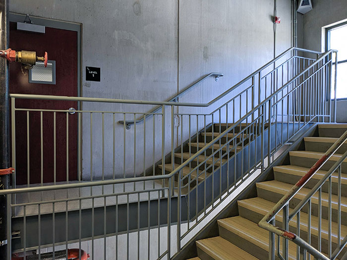 Tienes que subir escaleras y luego bajar otras para llegar a la puerta