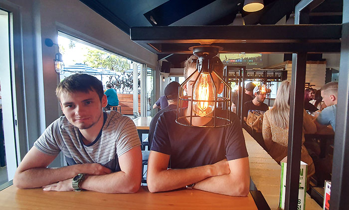 La iluminación de este bar