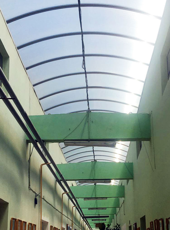 En el corredor principal de la escuela han puesto un techo de plexiglás, y es una sauna. No nos dejan quedarnos en las aulas durante los descansos