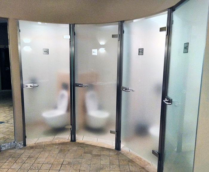 Puertas de retretes semitransparentes