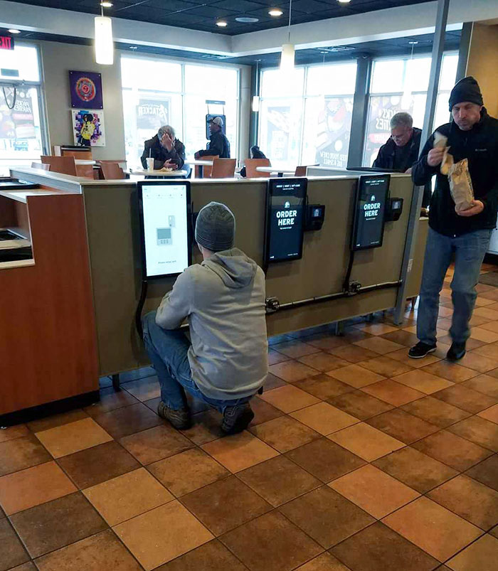 Para hacer tu pedido en el Taco Bell te tienes que sentar en el suelo