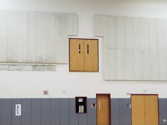 Entrada extrema al gimnasio del colegio