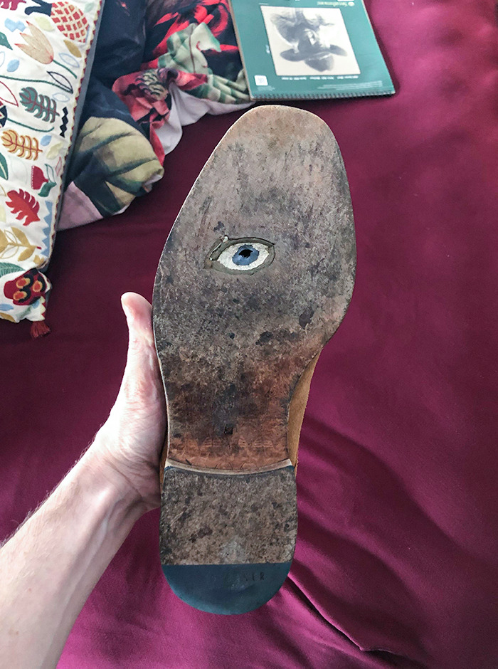 El desgaste de esta suela parece un ojo