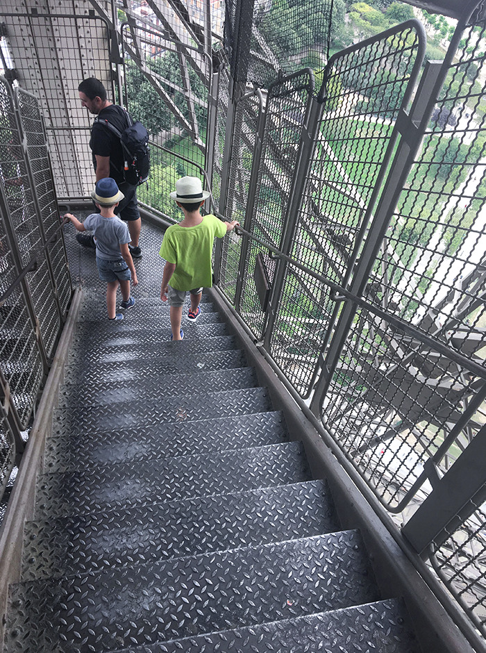 Las escaleras de la torre Eiffel están más desgastadas en la zona interna por el miedo a las alturas de la gente