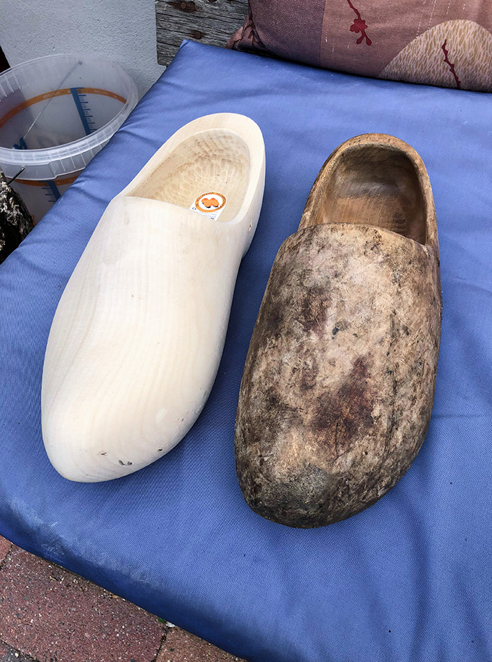 Mi zueco viejo al lado del nuevo