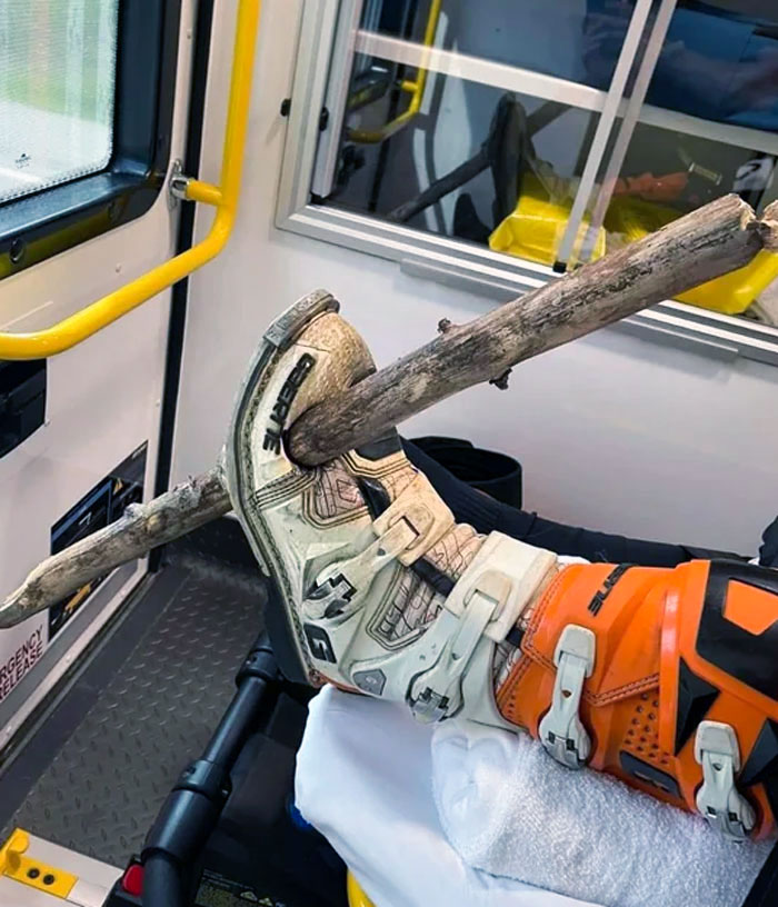 Una rama le ha empalado el pie mientras iba en bici por la montaña