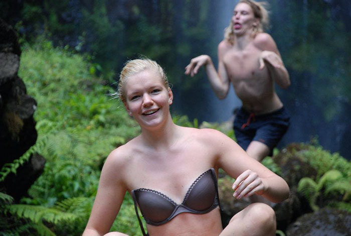 Mi amiga intentaba hacerse una nueva foto de perfil frente a una cascada