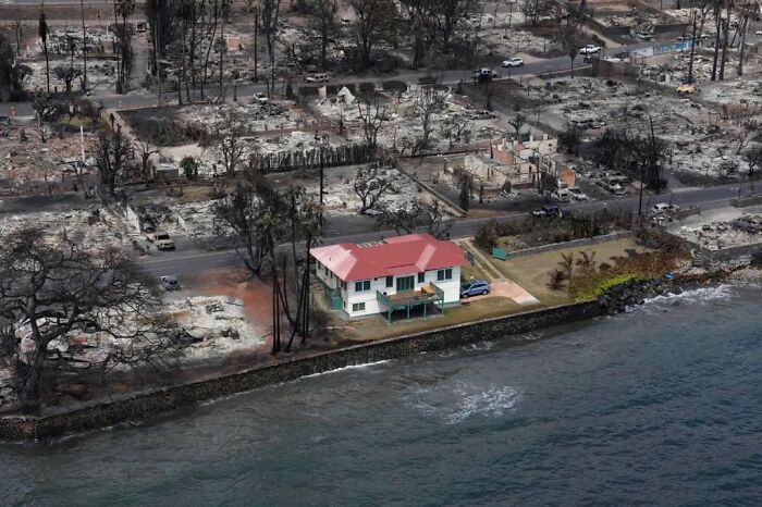 Una única casa junto al mar ha sobrevivido a los incendios de Maui que han destruido toda la ciudad de Lahaina