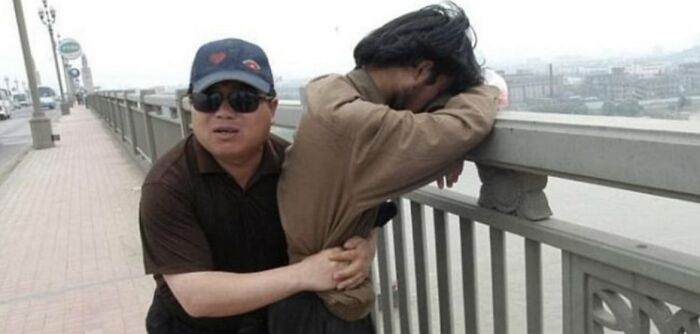 Chen Si es un hombre que cada fin de semana visita el puente más grande de China para evitar que la gente salte. Ha salvado a más de 300 personas