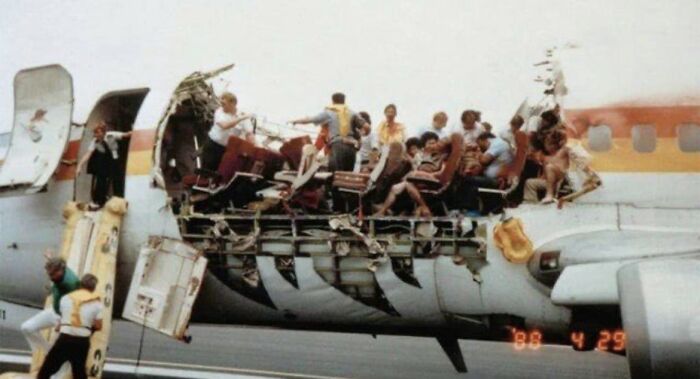 En Abril de 1988 el techo de un avión de Aloha Airlines se desprendió a 24000 pies de altura, pero consiguieron aterrizar. Solo falleció una persona