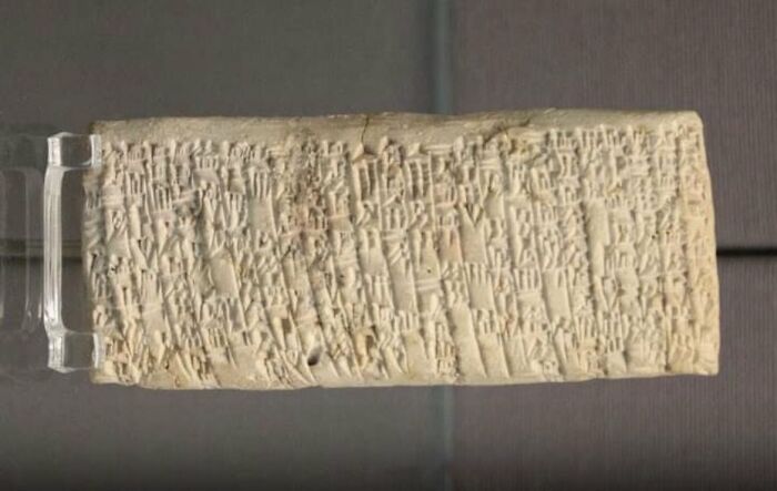 Tableta de arcilla babilónica de hace 4000 años, contiene una queja de un cliente a causa de la mala calidad del cobre y exige que le devuelvan el dinero