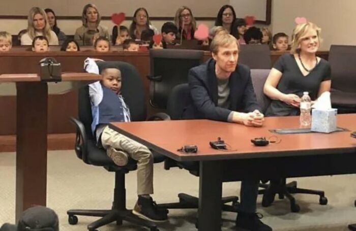 En 2019, este niño de 5 años de Michigan invitó a toda su clase de la escuela infantil a ser testigos de su adopción. Vinieron todos