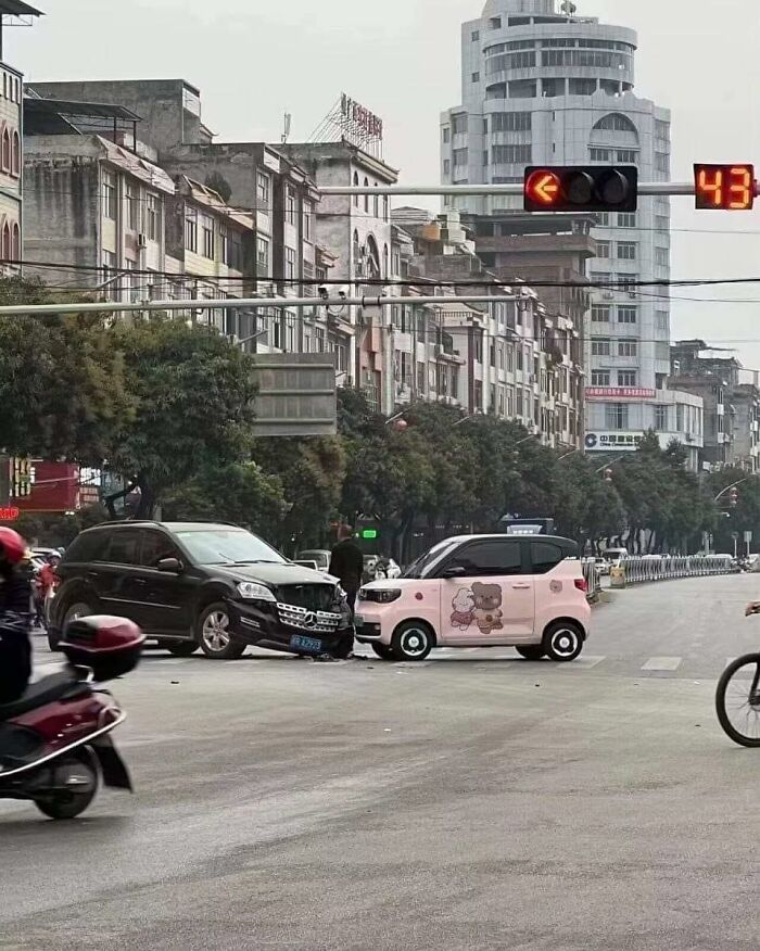 “Passing The Bounds Of What’s Usual”: 50 Unhinged Pics That Are As Confusing As They Are Amusing