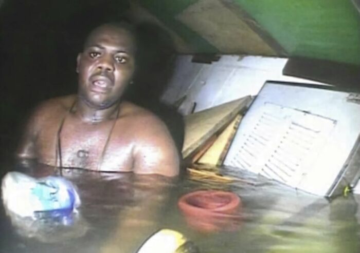 Harrison Okene pasó 60 horas bajo el agua tras volcar su barco a 20 millas de la costa de Nigeria y hundirse. Fue encontrado por los buceadores que enviaron a recuperar los cadáveres