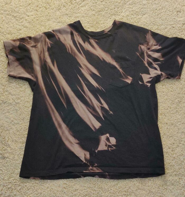 Mi camiseta negra teñida por el sol tras pasar años arrugada en mi coche