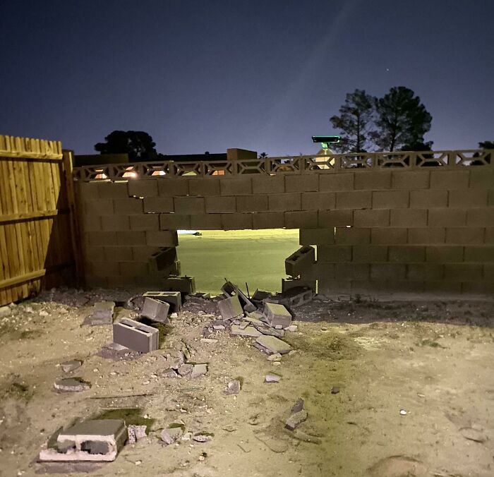 Anoche alguien se estampó contra nuestro muro con el coche y se fue
