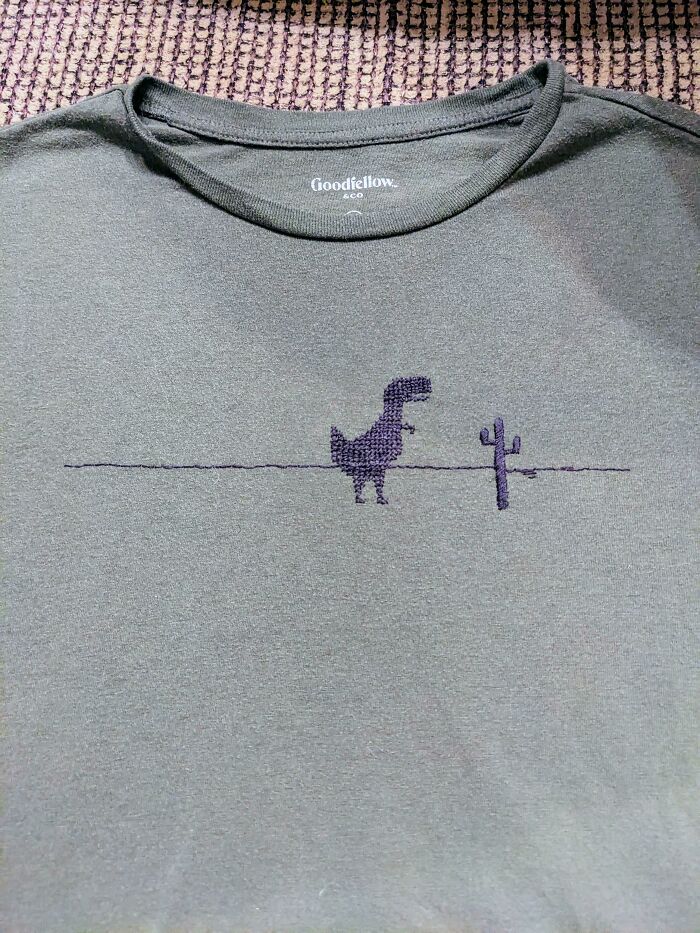 Para cubrir una mancha de salsa he hecho este dino