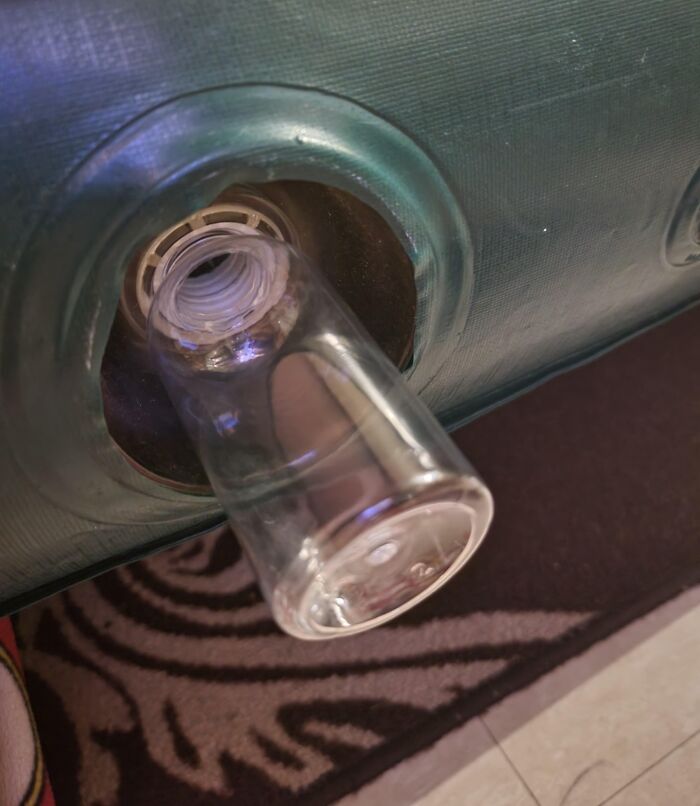 Perdí el tapón del colchón de aire y esta es la 3ª botella con la que intenté tapar el agujero