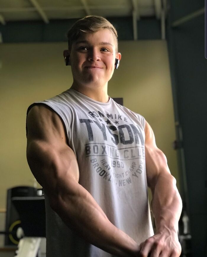 Culturista con cara de tener 13 años