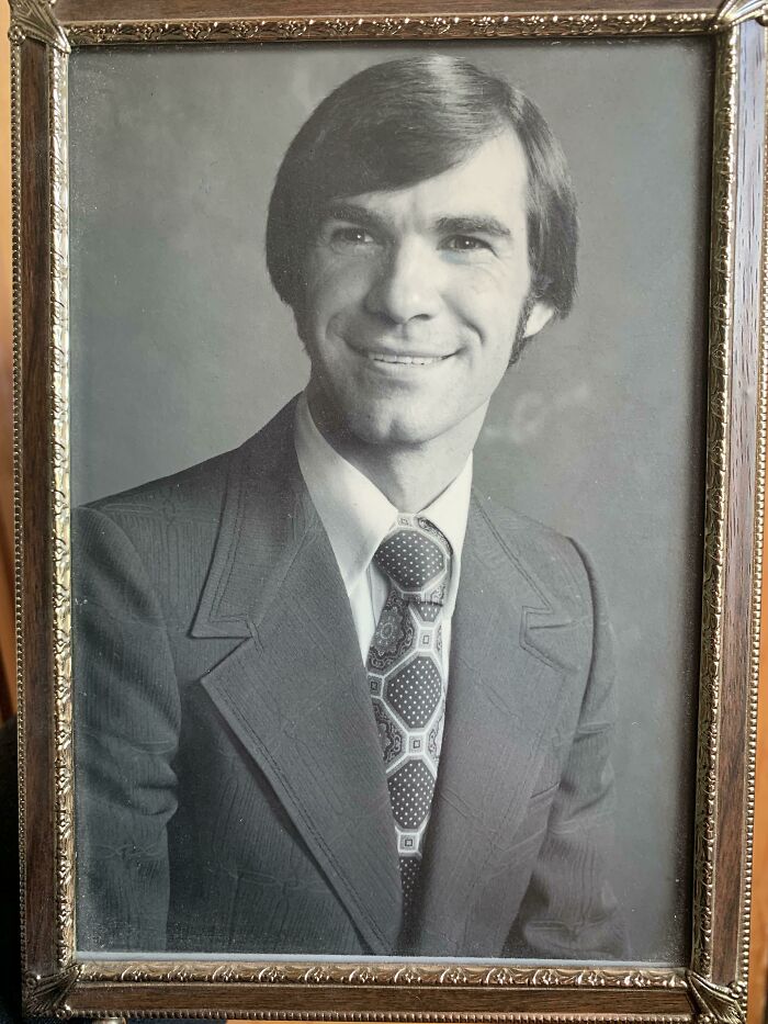 Mi padre parecía un hombre de negocios antes de la crisis de la mediana edad... cuando tenía 17 años