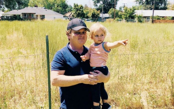 Patrick Renna de "Nuestra pandilla" con su hijo en el campo donde se grabó la película. Lleva toda su vida con aspecto de tener 13 o 30 años indistintamente