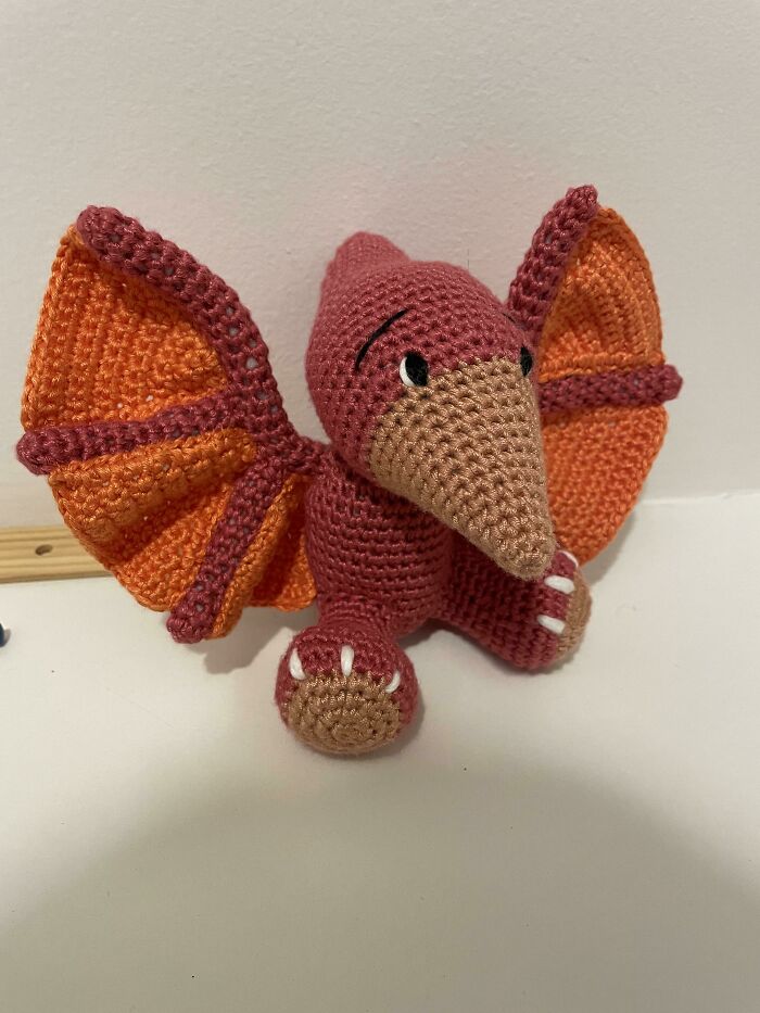 Mi compañero me pidió un pterodáctilo para su bebé. Tiene hasta un sonajero dentro