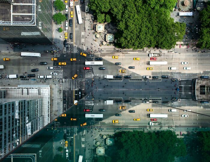 Al borde de un edificio en Nueva York, increíble reflejo