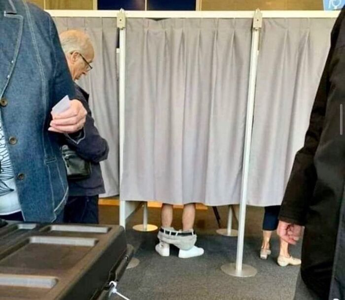 “Passing The Bounds Of What’s Usual”: 50 Unhinged Pics That Are As Confusing As They Are Amusing