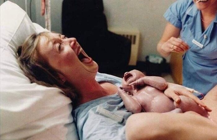 Madre riéndose de su marido que se acaba de desmayar. 1986