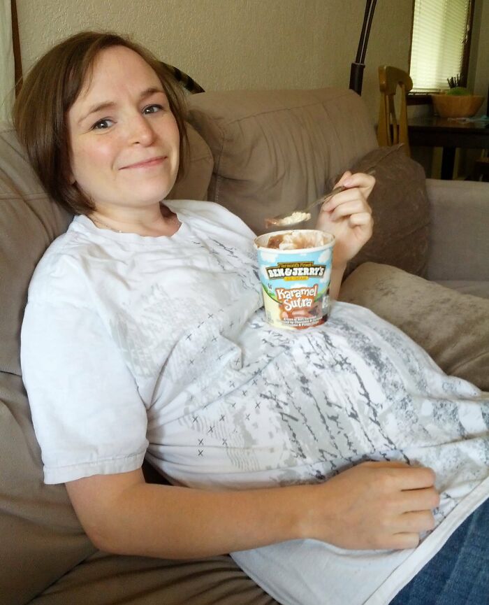 La barriga de mi esposa ya ha crecido lo suficiente para sostener el helado