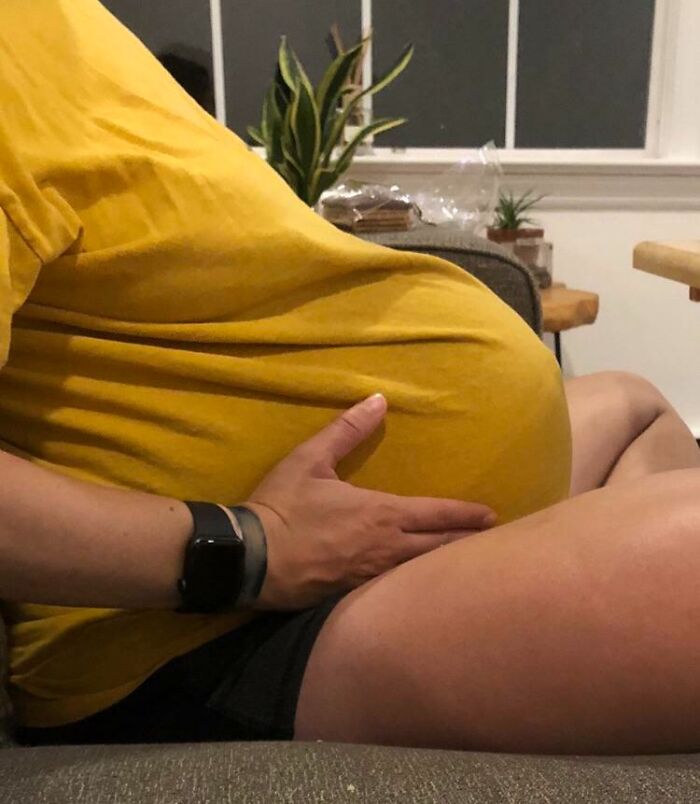 La barriga de mi esposa parece que tiene una calabaza ahí