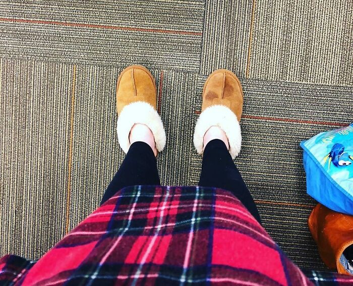 Me puse las zapatillas para llevar a los niños al cole, pero se me olvidó ponerme zapatos para ir al trabajo, y eso que aún me veo los pies