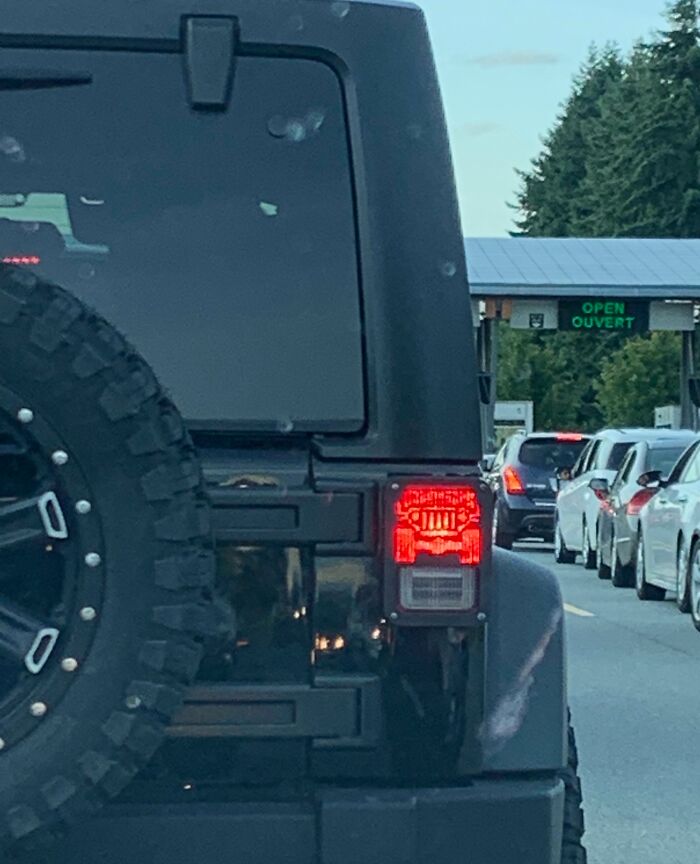 Las luces del jeep tienen forma de jeep