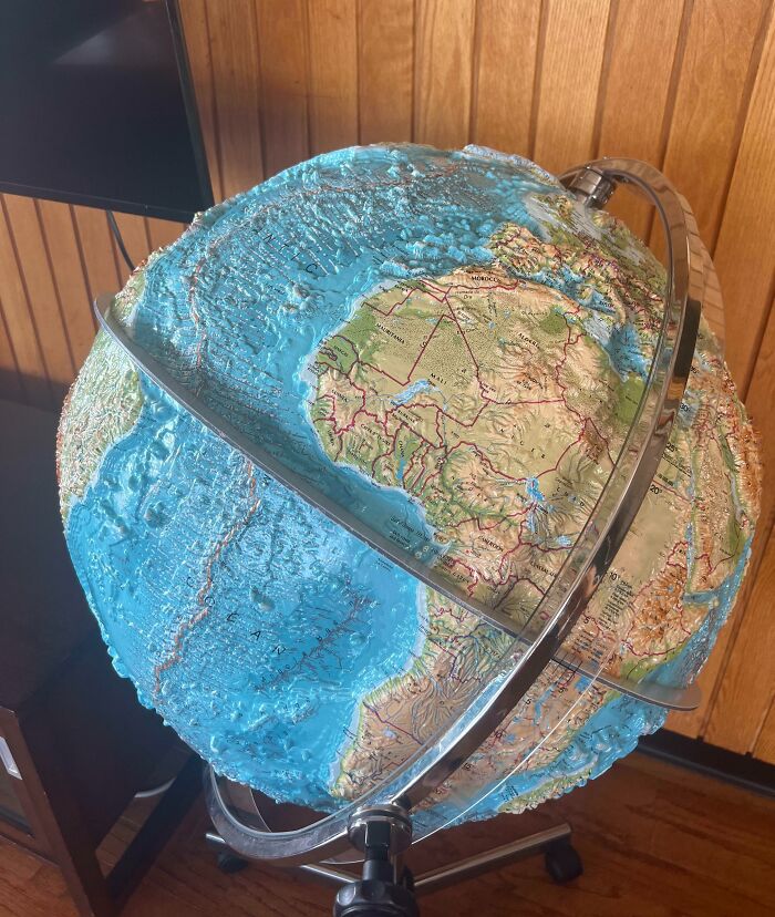 Este globo terráqueo muestra el relieve